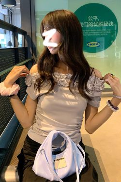Women's American-Style Off-Shoulder T-Shirt with Multi-Layer Lace Design, Short Sleeves, Slim Fit - Summer 2023 Essential