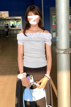 Women's American-Style Off-Shoulder T-Shirt with Multi-Layer Lace Design, Short Sleeves, Slim Fit - Summer 2023 Essential