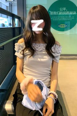 Women's American-Style Off-Shoulder T-Shirt with Multi-Layer Lace Design, Short Sleeves, Slim Fit - Summer 2023 Essential