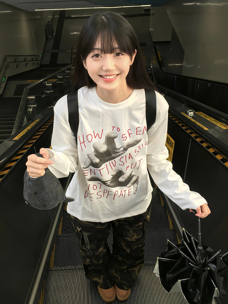 Women’s Casual Loose Fit Hand-Painted Round Neck T-Shirt - American Style Long Sleeve Top in Pure Cotton for Early Spring Women’s Casual Loose Fit Hand-Painted Round Neck T-Shirt - American Style Long Sleeve Top in Pure Cotton for Early Spring