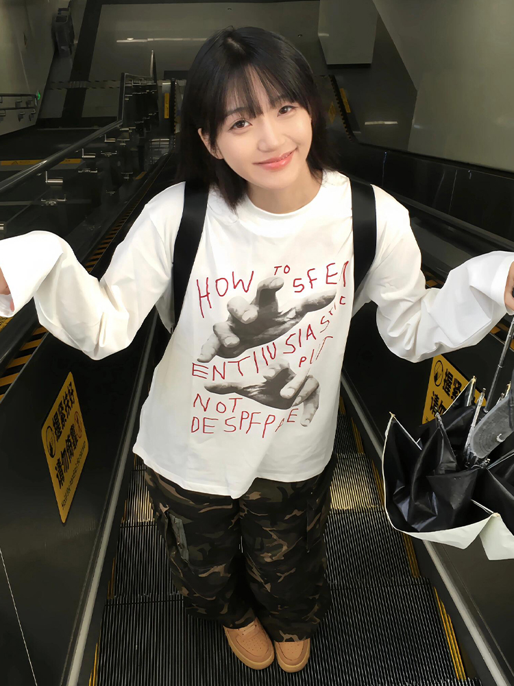 Women’s Casual Loose Fit Hand-Painted Round Neck T-Shirt - American Style Long Sleeve Top in Pure Cotton for Early Spring Women’s Casual Loose Fit Hand-Painted Round Neck T-Shirt - American Style Long Sleeve Top in Pure Cotton for Early Spring