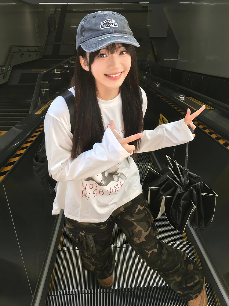 Women’s Casual Loose Fit Hand-Painted Round Neck T-Shirt - American Style Long Sleeve Top in Pure Cotton for Early Spring Women’s Casual Loose Fit Hand-Painted Round Neck T-Shirt - American Style Long Sleeve Top in Pure Cotton for Early Spring