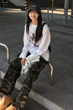 Women’s Casual Loose Fit Hand-Painted Round Neck T-Shirt - American Style Long Sleeve Top in Pure Cotton for Early Spring