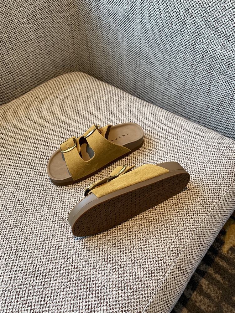 Women's Genuine Leather One-Strap Thick-Soled Outdoor Slides Sandals – Summer 2025 Soft Sole Footwear for Comfort and Style Women's Genuine Leather One-Strap Thick-Soled Outdoor Slides Sandals – Summer 2025 Soft Sole Footwear for Comfort and Style