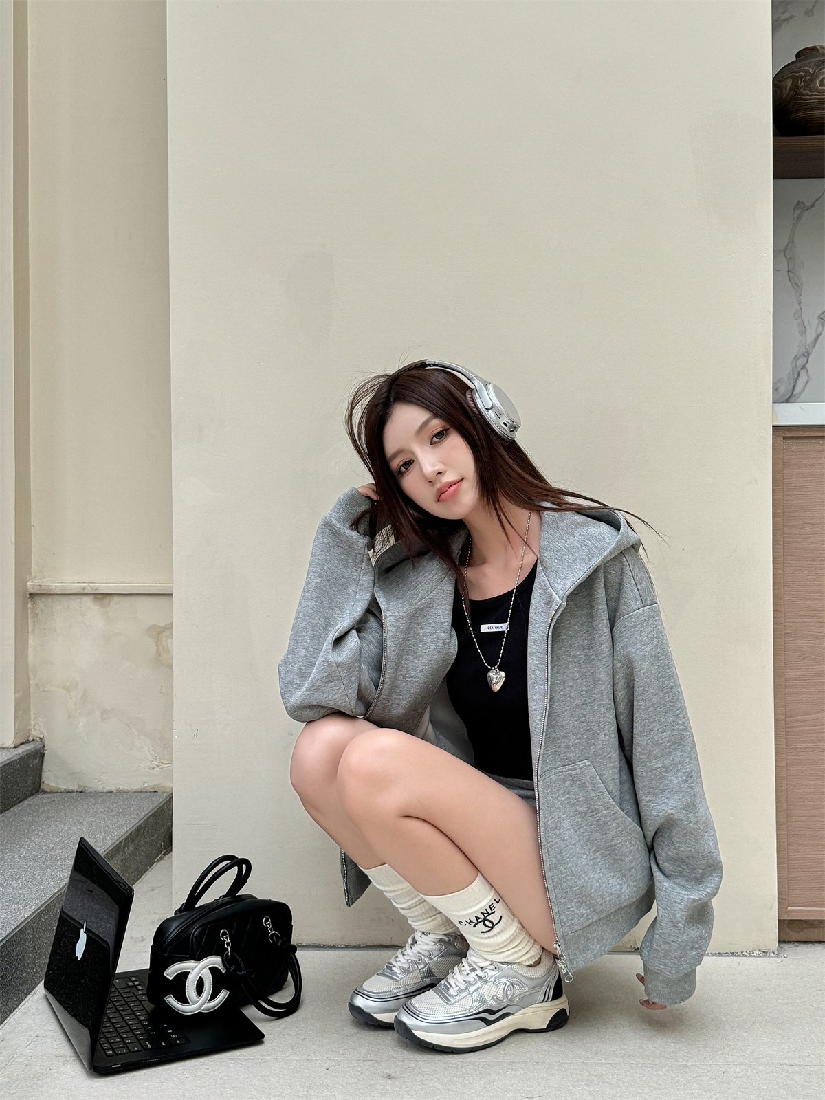 Women's Gray Loose Hooded Sweatshirt and Shorts Two-Piece Set, Light Fabric, Casual Zip-Up Cardigan, Relaxed Style Women's Gray Loose Hooded Sweatshirt and Shorts Two-Piece Set, Light Fabric, Casual Zip-Up Cardigan, Relaxed Style