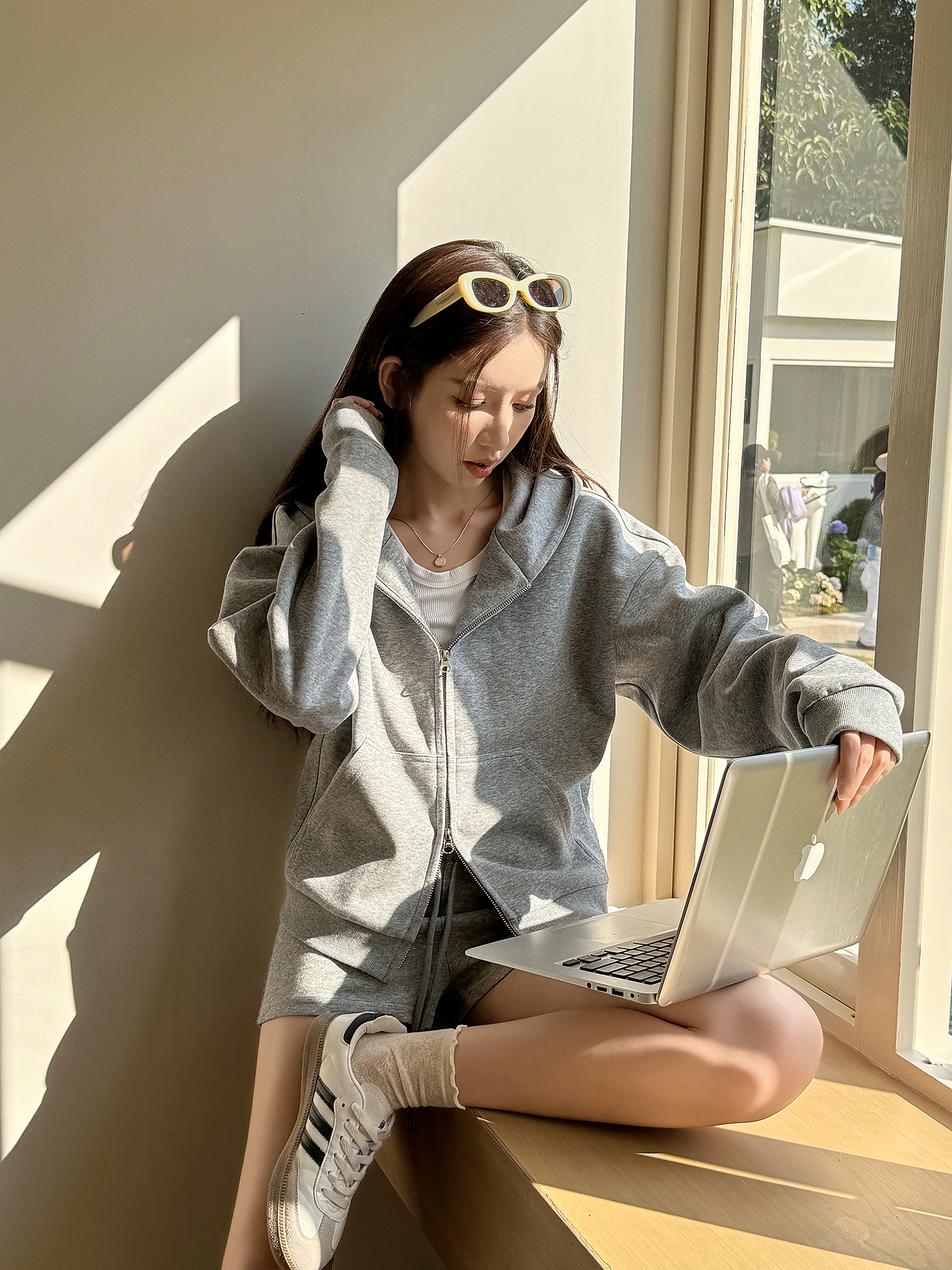 Women's Gray Loose Hooded Sweatshirt and Shorts Two-Piece Set, Light Fabric, Casual Zip-Up Cardigan, Relaxed Style Women's Gray Loose Hooded Sweatshirt and Shorts Two-Piece Set, Light Fabric, Casual Zip-Up Cardigan, Relaxed Style