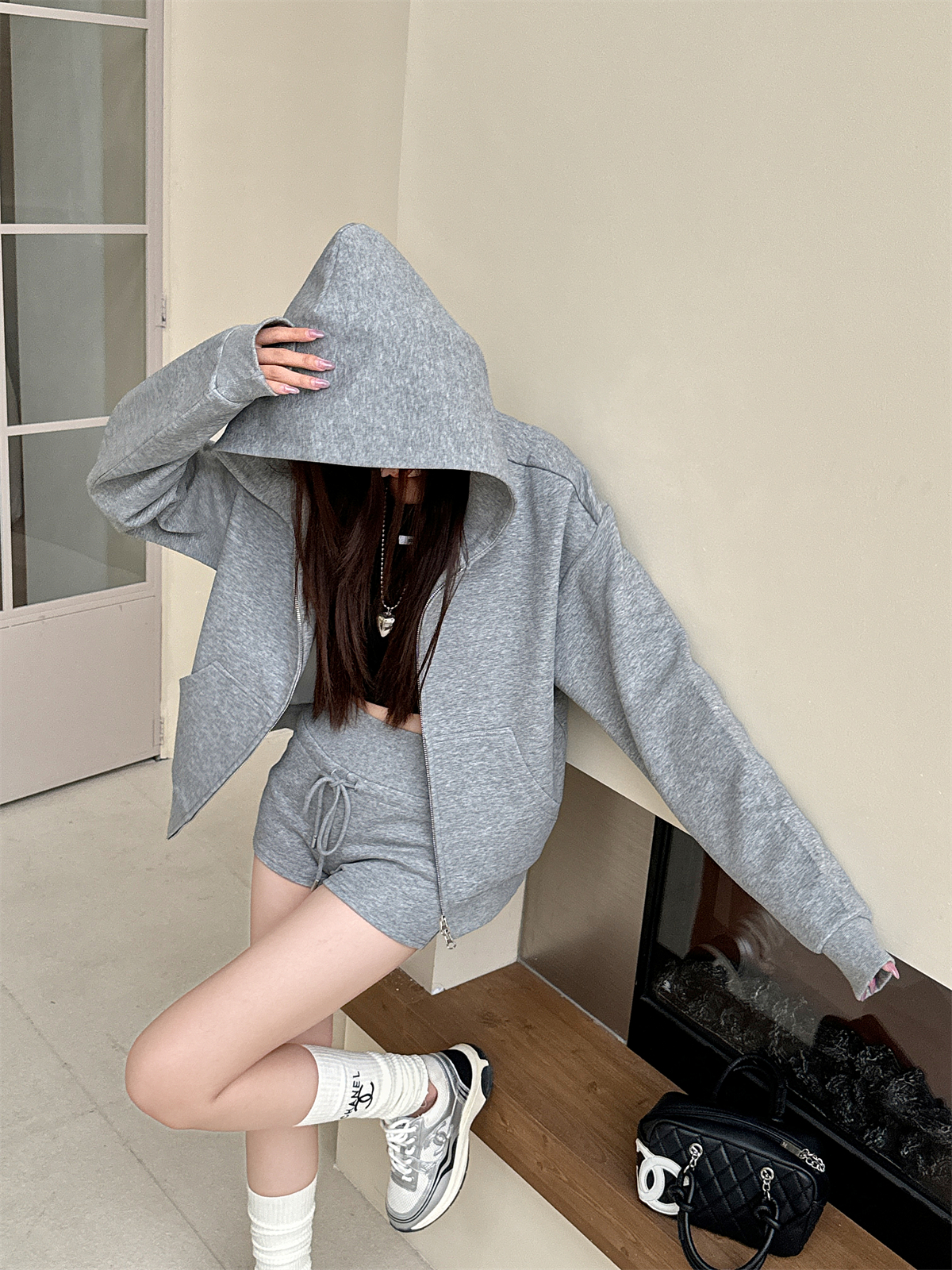 Women's Gray Loose Hooded Sweatshirt and Shorts Two-Piece Set, Light Fabric, Casual Zip-Up Cardigan, Relaxed Style Women's Gray Loose Hooded Sweatshirt and Shorts Two-Piece Set, Light Fabric, Casual Zip-Up Cardigan, Relaxed Style