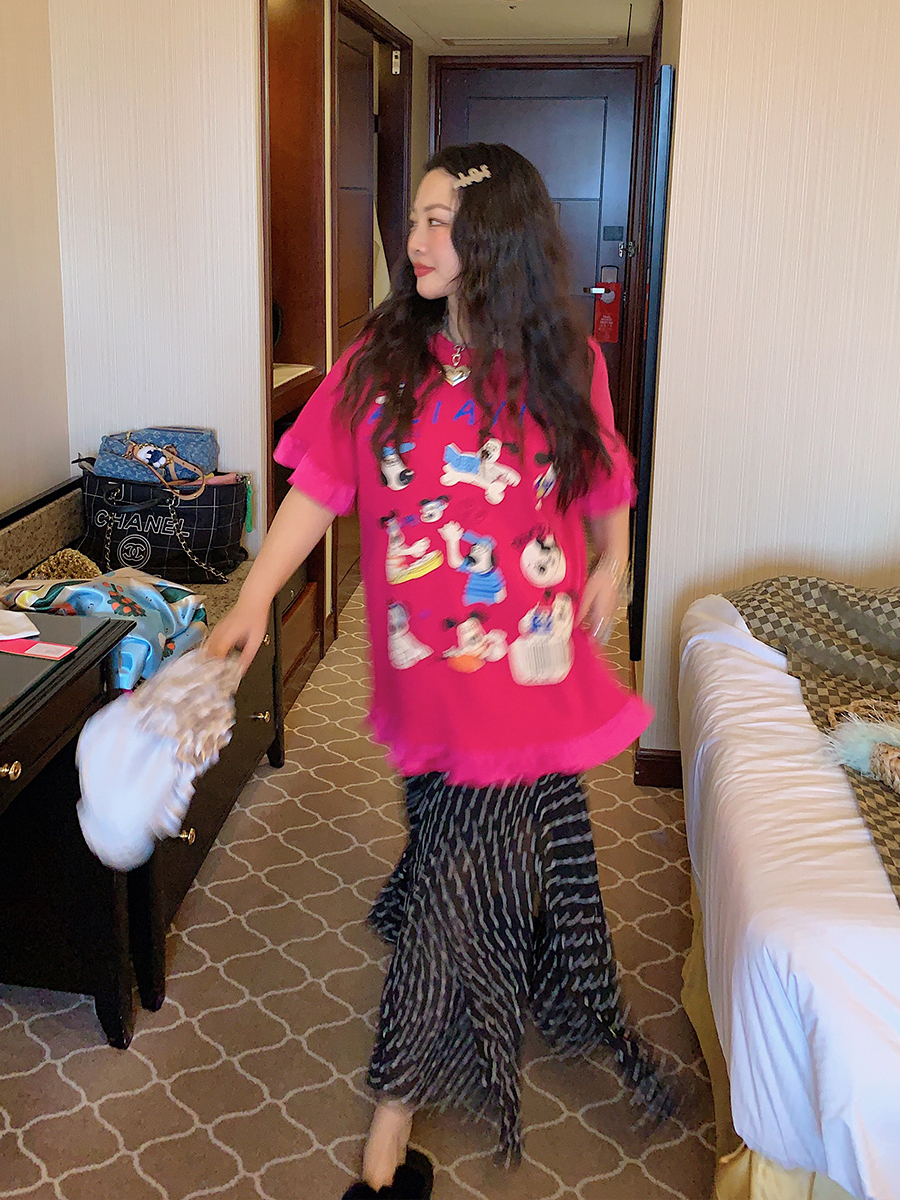 Women's Lace-Edge Printed T-Shirt in Dragon Fruit Color, Short Sleeve, 2025 Summer Design, Trendy Niche Style Top Women's Lace-Edge Printed T-Shirt in Dragon Fruit Color, Short Sleeve, 2025 Summer Design, Trendy Niche Style Top