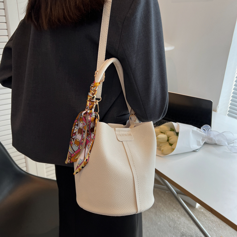 Women's Large Capacity Crossbody Bag - High-End Summer 2025 Trendy Tote Bucket Bag for Stylish Everyday Use Women's Large Capacity Crossbody Bag - High-End Summer 2025 Trendy Tote Bucket Bag for Stylish Everyday Use