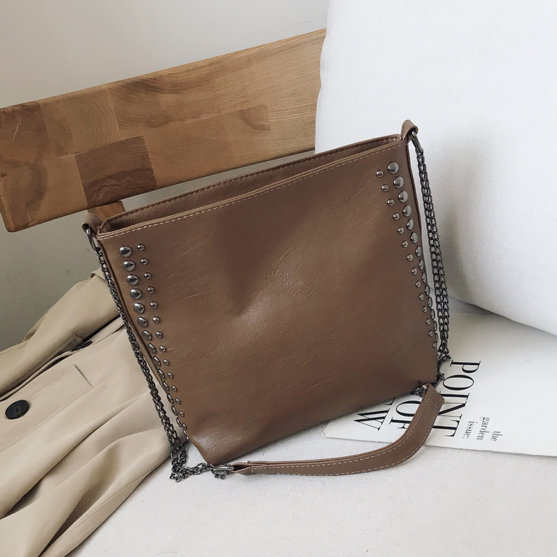 Women's Large Capacity Studded Chain Crossbody Bag - Trendy Korean Style Bucket Bag for Versatile Fashion Use Women's Large Capacity Studded Chain Crossbody Bag - Trendy Korean Style Bucket Bag for Versatile Fashion Use