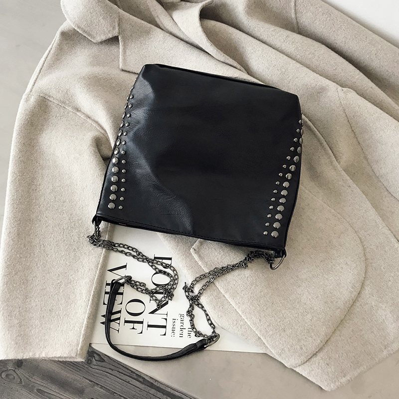 Women's Large Capacity Studded Chain Crossbody Bag - Trendy Korean Style Bucket Bag for Versatile Fashion Use Women's Large Capacity Studded Chain Crossbody Bag - Trendy Korean Style Bucket Bag for Versatile Fashion Use