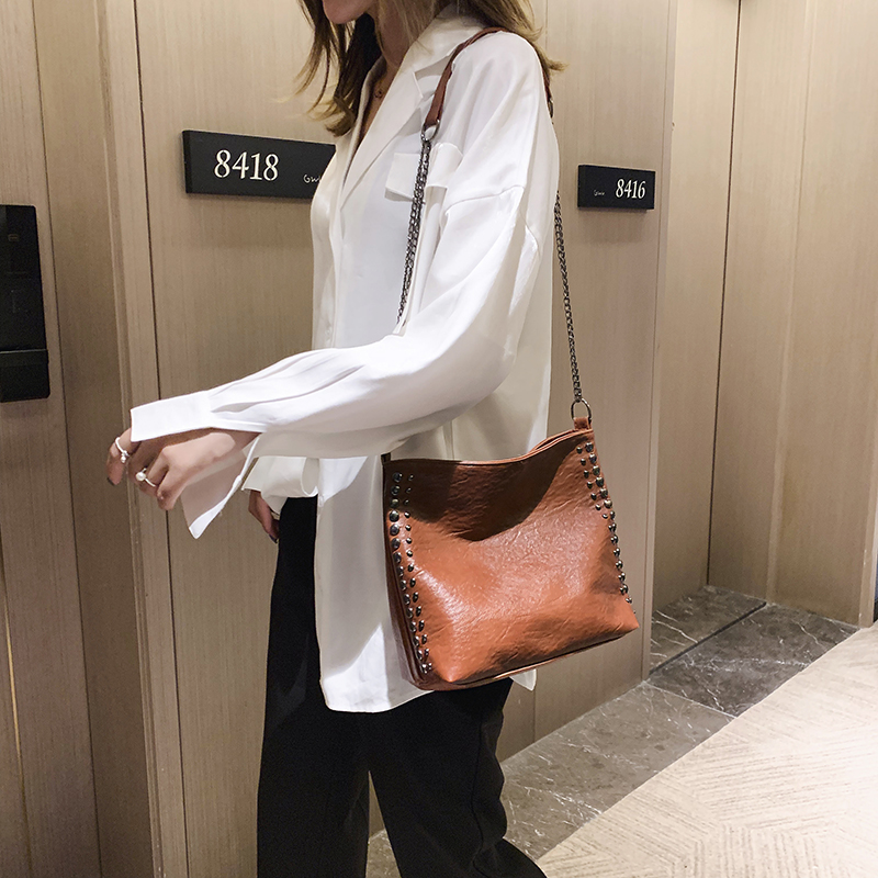 Women's Large Capacity Studded Chain Crossbody Bag - Trendy Korean Style Bucket Bag for Versatile Fashion Use Women's Large Capacity Studded Chain Crossbody Bag - Trendy Korean Style Bucket Bag for Versatile Fashion Use