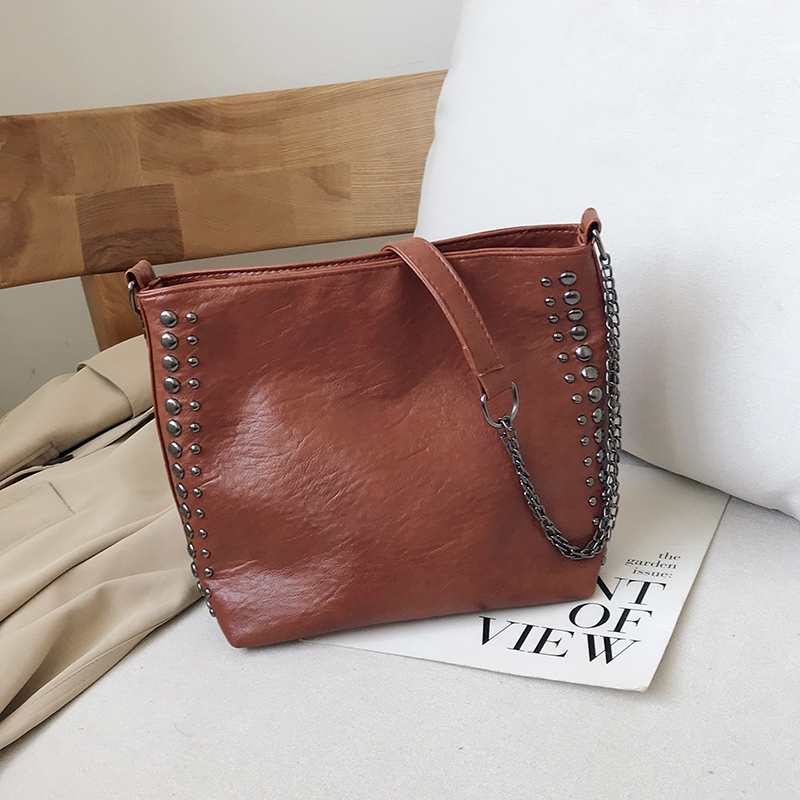 Women's Large Capacity Studded Chain Crossbody Bag - Trendy Korean Style Bucket Bag for Versatile Fashion Use Women's Large Capacity Studded Chain Crossbody Bag - Trendy Korean Style Bucket Bag for Versatile Fashion Use