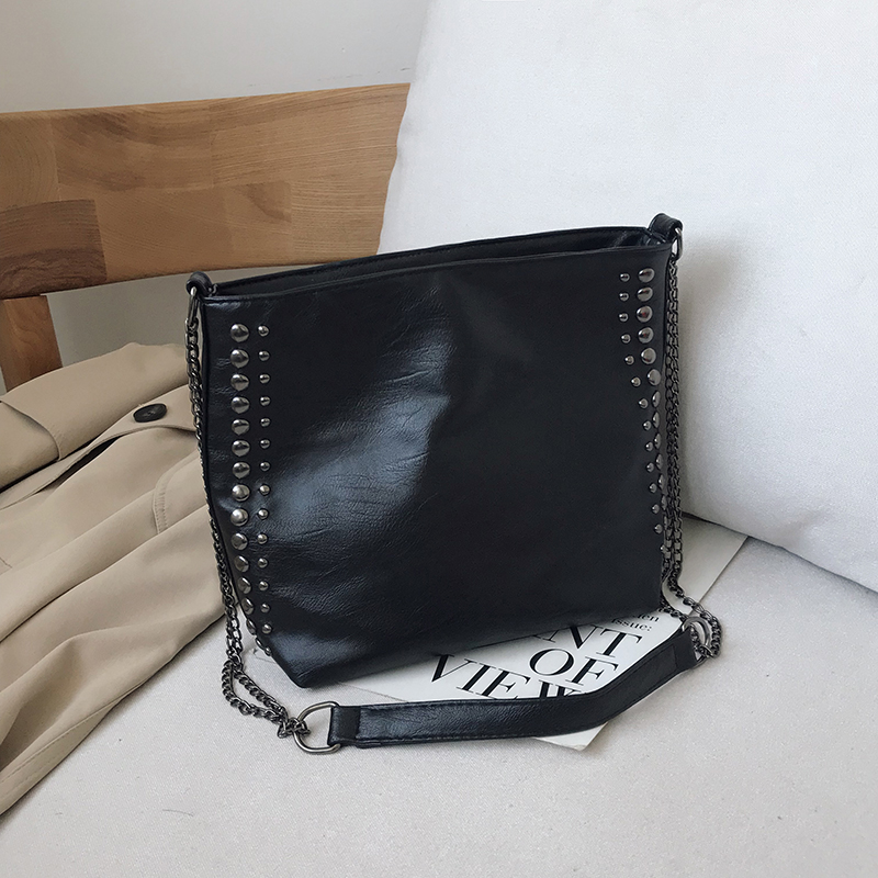 Women's Large Capacity Studded Chain Crossbody Bag - Trendy Korean Style Bucket Bag for Versatile Fashion Use Women's Large Capacity Studded Chain Crossbody Bag - Trendy Korean Style Bucket Bag for Versatile Fashion Use