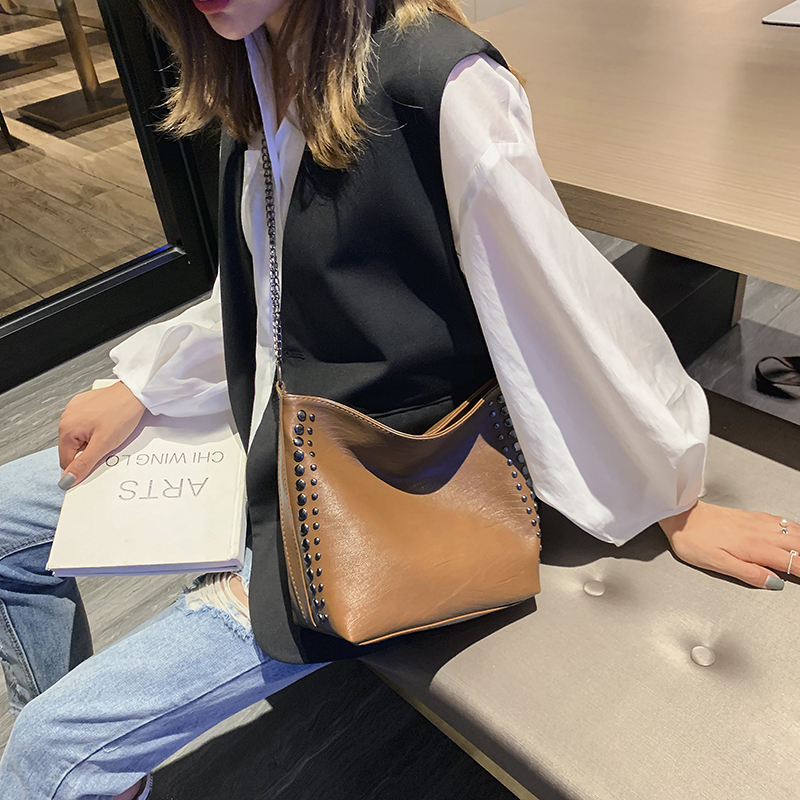 Women's Large Capacity Studded Chain Crossbody Bag - Trendy Korean Style Bucket Bag for Versatile Fashion Use Women's Large Capacity Studded Chain Crossbody Bag - Trendy Korean Style Bucket Bag for Versatile Fashion Use