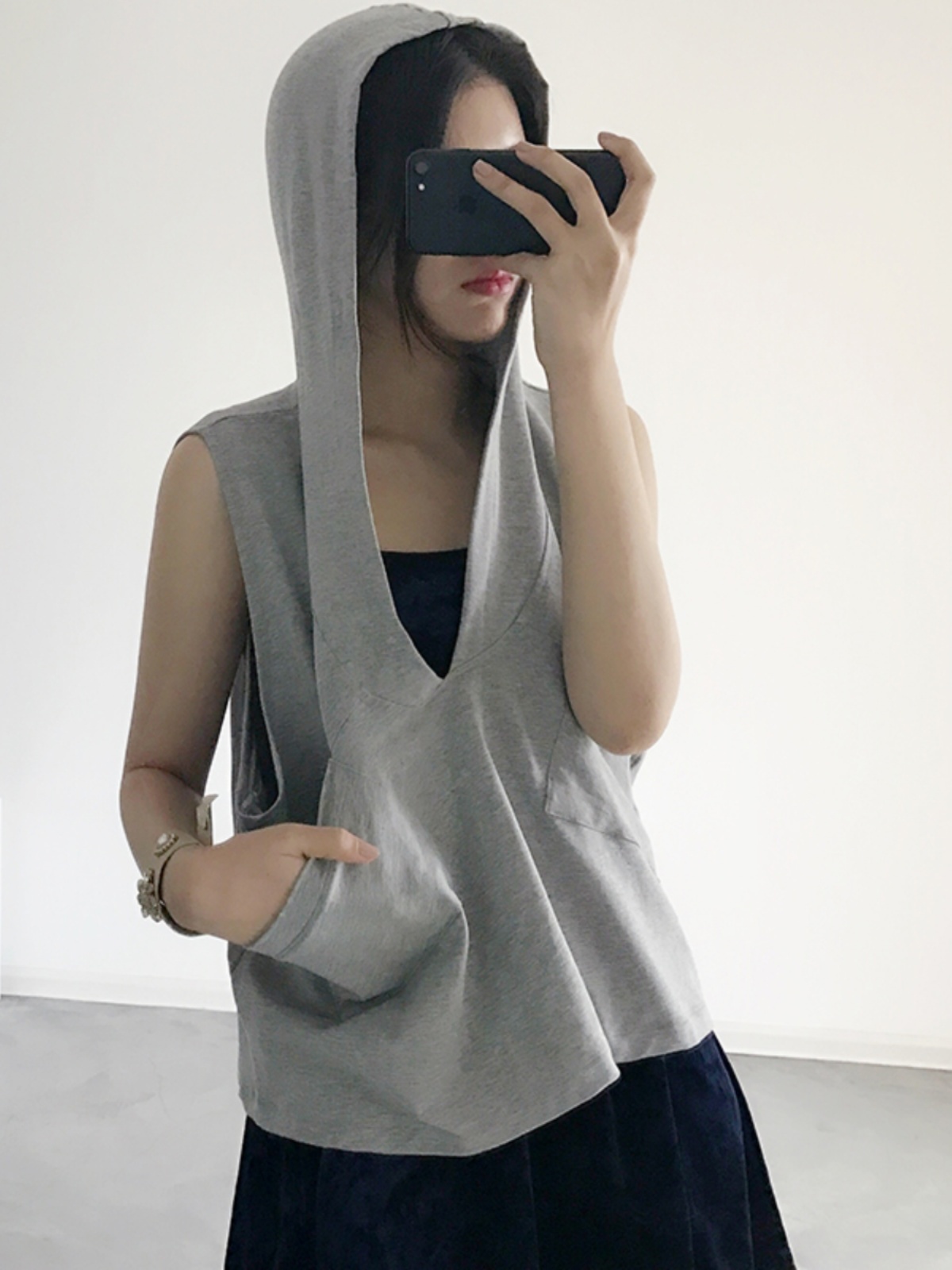 Women's Loose-Fitting Pure Cotton Sleeveless Hoodie Vest with Pockets - Casual Sports Top for Everyday Wear Women's Loose-Fitting Pure Cotton Sleeveless Hoodie Vest with Pockets - Casual Sports Top for Everyday Wear