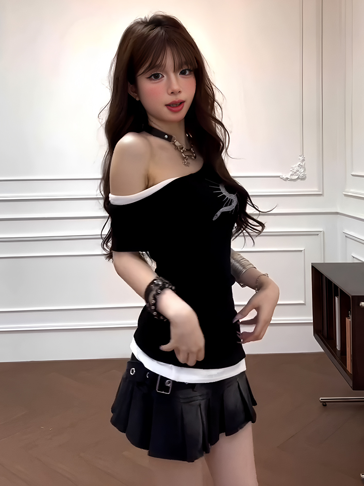 Women's Off-Shoulder Short Sleeve T-Shirt - Fake Two-Piece Design, Slim Fit, Waist-Cinching, Sexy Rhinestone Snake Detail, Summer Style Women's Off-Shoulder Short Sleeve T-Shirt - Fake Two-Piece Design, Slim Fit, Waist-Cinching, Sexy Rhinestone Snake Detail, Summer Style