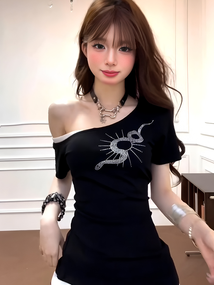 Women's Off-Shoulder Short Sleeve T-Shirt - Fake Two-Piece Design, Slim Fit, Waist-Cinching, Sexy Rhinestone Snake Detail, Summer Style Women's Off-Shoulder Short Sleeve T-Shirt - Fake Two-Piece Design, Slim Fit, Waist-Cinching, Sexy Rhinestone Snake Detail, Summer Style