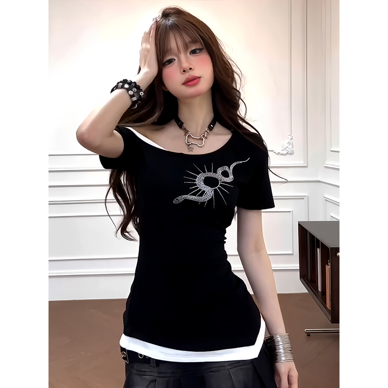 Women's Off-Shoulder Short Sleeve T-Shirt - Fake Two-Piece Design, Slim Fit, Waist-Cinching, Sexy Rhinestone Snake Detail, Summer Style Women's Off-Shoulder Short Sleeve T-Shirt - Fake Two-Piece Design, Slim Fit, Waist-Cinching, Sexy Rhinestone Snake Detail, Summer Style