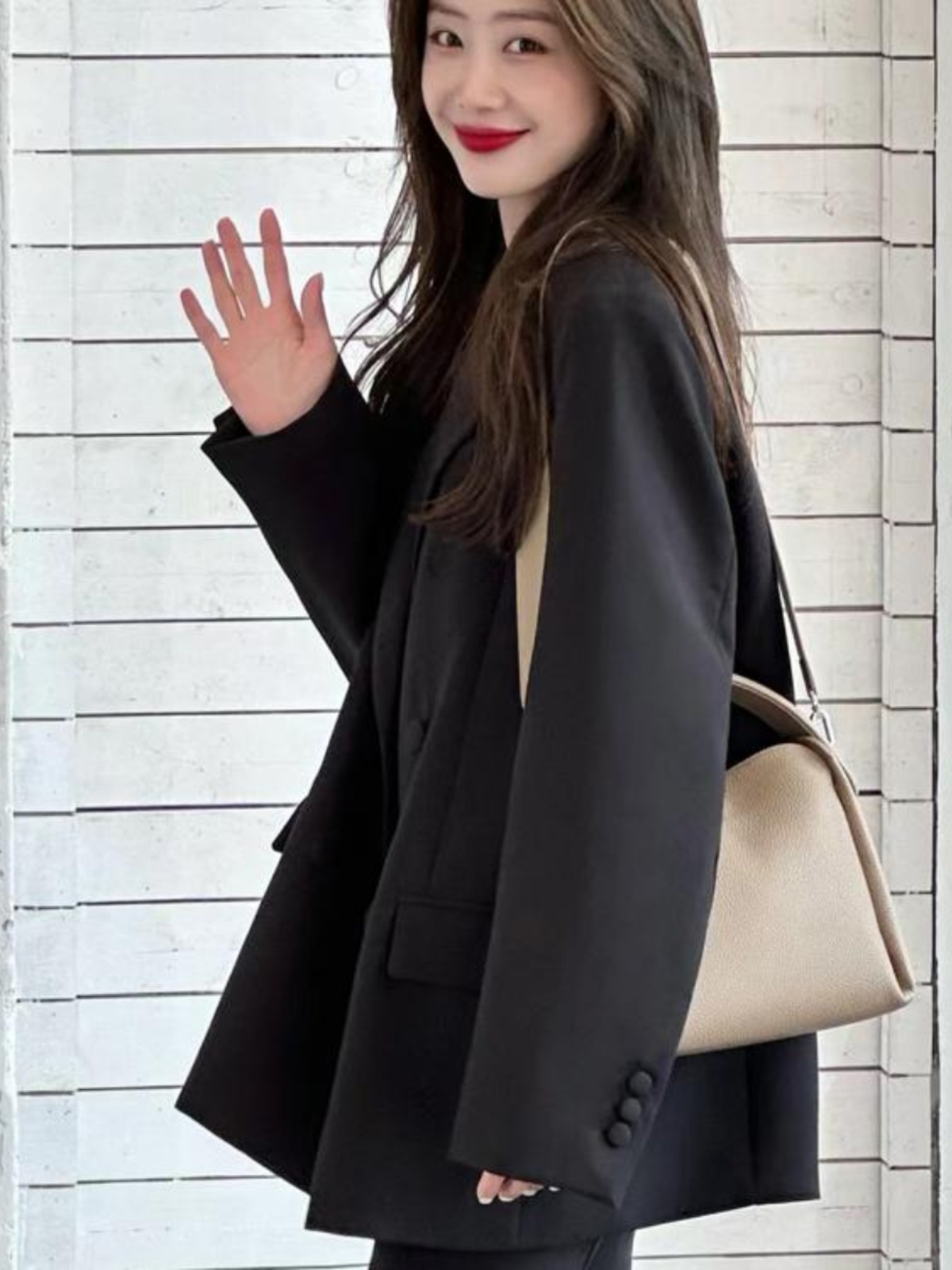 Women's Oversized Black Double-Breasted Suit Jacket - Trendy 2025 Spring Style, Loose Silhouette, High-End Fashion Women's Oversized Black Double-Breasted Suit Jacket - Trendy 2025 Spring Style, Loose Silhouette, High-End Fashion