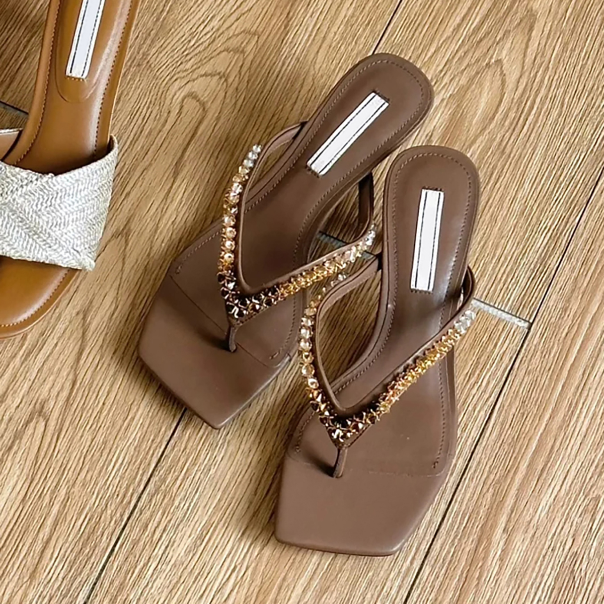 Women's Sheepskin Flip-Flops with Rhinestones, Square-Toed High-Heeled Sandals, Casual Vacation Style, French Elegance Women's Sheepskin Flip-Flops with Rhinestones, Square-Toed High-Heeled Sandals, Casual Vacation Style, French Elegance