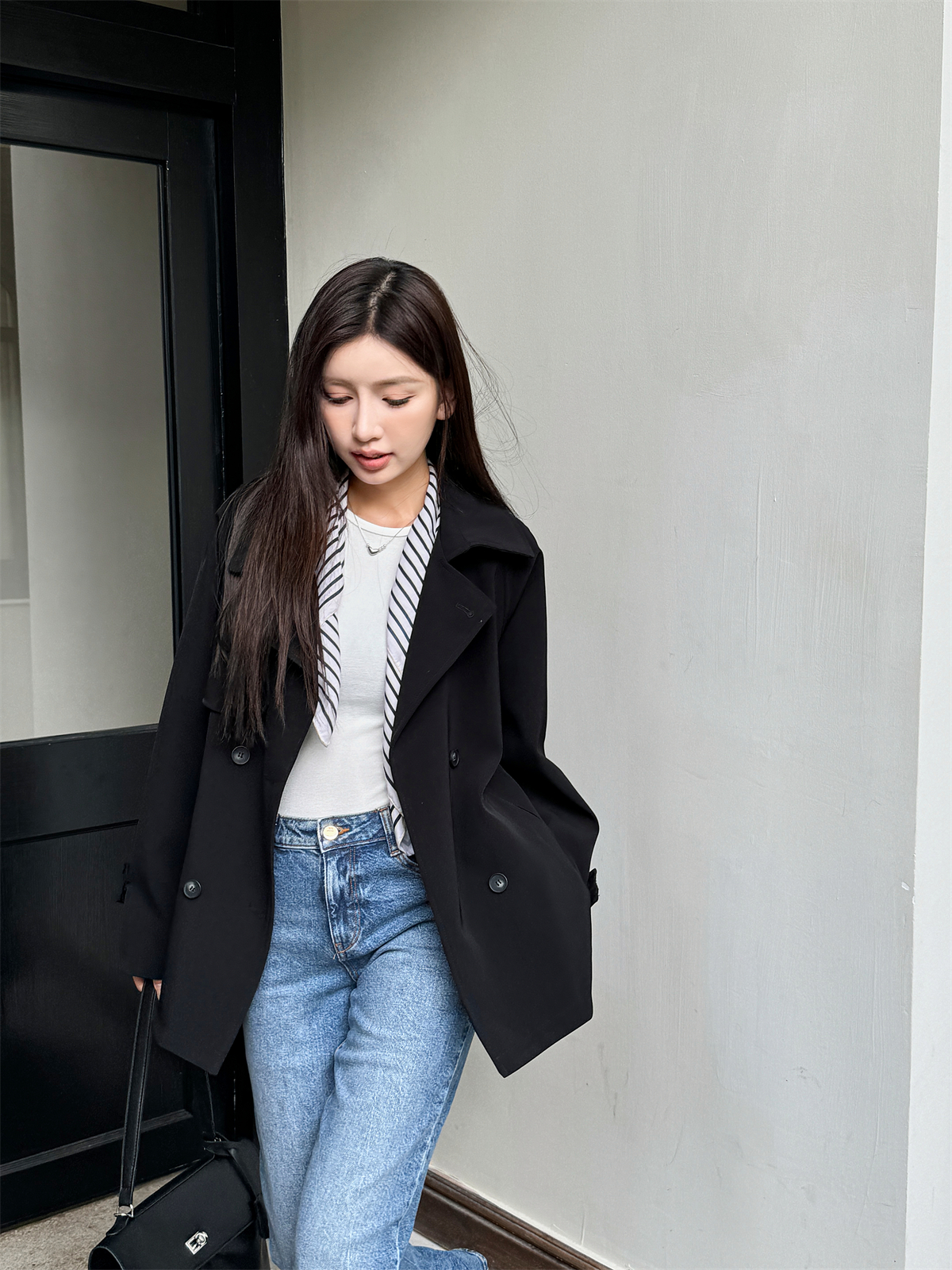 Women's Short Black Windbreaker Coat with Waist Tie, Casual Cardigan Style, Lapel Collar, Long Sleeves for Spring and Autumn Women's Short Black Windbreaker Coat with Waist Tie, Casual Cardigan Style, Lapel Collar, Long Sleeves for Spring and Autumn