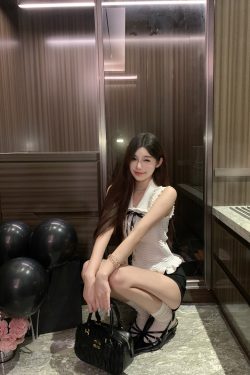 Women's Summer Elegant Fitted Sleeveless Knitted Vest with Lapel - Chic Short Top for Stylish Outfits