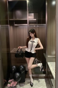 Women's Summer Elegant Fitted Sleeveless Knitted Vest with Lapel - Chic Short Top for Stylish Outfits