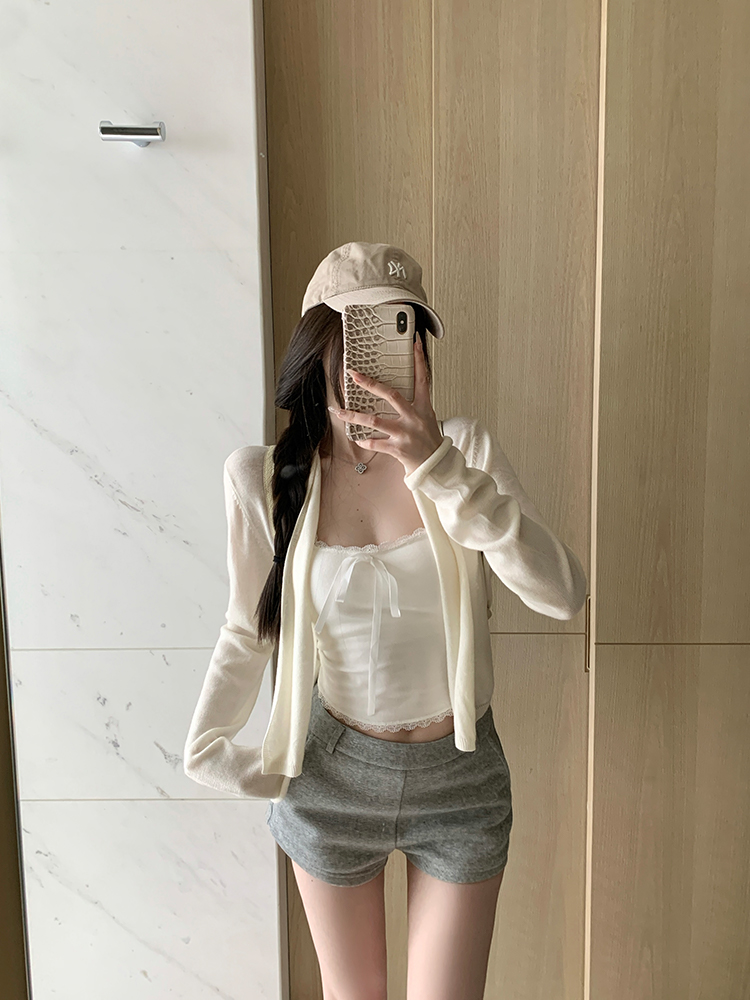 Women's Summer Lace Trim Halter Neck Top with Chest Pads - Stylish 90s-Inspired Design for Effortless Chic Women's Summer Lace Trim Halter Neck Top with Chest Pads - Stylish 90s-Inspired Design for Effortless Chic