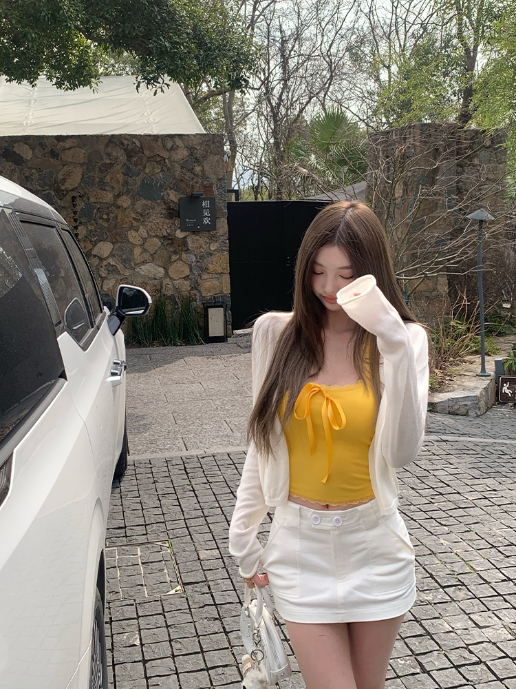 Women's Summer Lace Trim Halter Neck Top with Chest Pads - Stylish 90s-Inspired Design for Effortless Chic Women's Summer Lace Trim Halter Neck Top with Chest Pads - Stylish 90s-Inspired Design for Effortless Chic