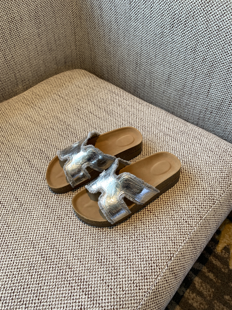 Women's Thick-Soled One-Word Slide Sandals - Casual Outdoor Flip-Flops for Summer 2025, Simple & Versatile Trendy Footwear Women's Thick-Soled One-Word Slide Sandals - Casual Outdoor Flip-Flops for Summer 2025, Simple & Versatile Trendy Footwear