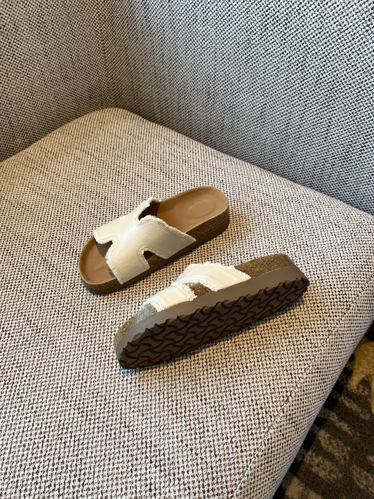 Women's Thick-Soled One-Word Slide Sandals - Casual Outdoor Flip-Flops for Summer 2025, Simple & Versatile Trendy Footwear Women's Thick-Soled One-Word Slide Sandals - Casual Outdoor Flip-Flops for Summer 2025, Simple & Versatile Trendy Footwear