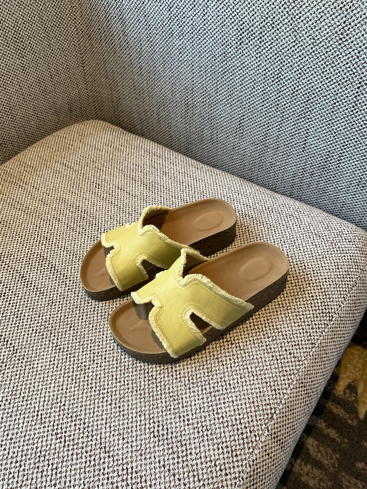 Women's Thick-Soled One-Word Slide Sandals - Casual Outdoor Flip-Flops for Summer 2025, Simple & Versatile Trendy Footwear Women's Thick-Soled One-Word Slide Sandals - Casual Outdoor Flip-Flops for Summer 2025, Simple & Versatile Trendy Footwear