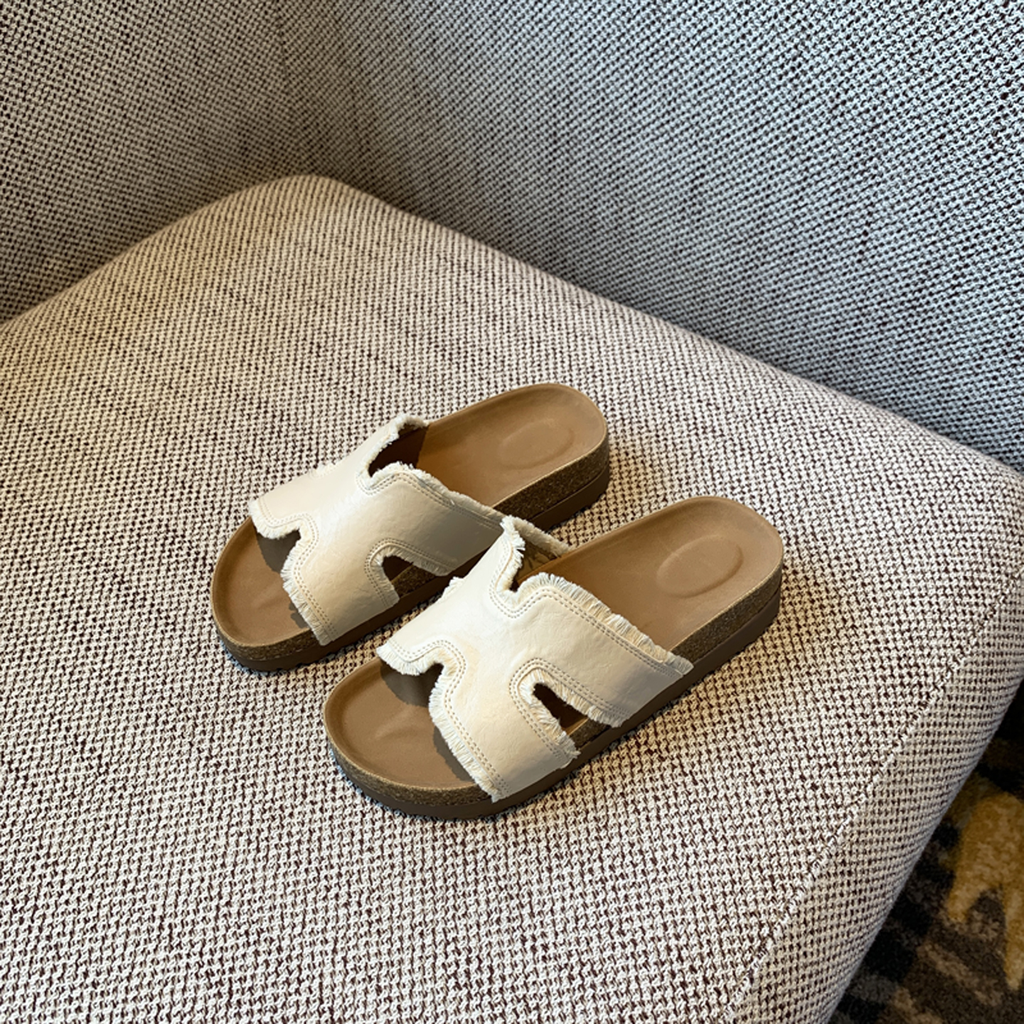 Women's Thick-Soled One-Word Slide Sandals - Casual Outdoor Flip-Flops for Summer 2025, Simple & Versatile Trendy Footwear Women's Thick-Soled One-Word Slide Sandals - Casual Outdoor Flip-Flops for Summer 2025, Simple & Versatile Trendy Footwear