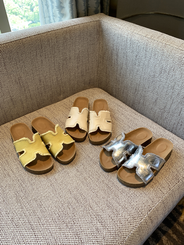 Women's Thick-Soled One-Word Slide Sandals - Casual Outdoor Flip-Flops for Summer 2025, Simple & Versatile Trendy Footwear Women's Thick-Soled One-Word Slide Sandals - Casual Outdoor Flip-Flops for Summer 2025, Simple & Versatile Trendy Footwear