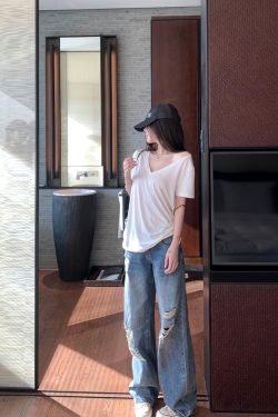 Women's Vintage Loose Ripped Straight Leg Jeans in Yuppie Casual Style - Summer 90s Vibe