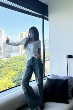 Women's Vintage Loose Ripped Straight Leg Jeans in Yuppie Casual Style - Summer 90s Vibe