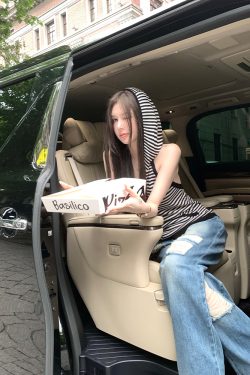 Women's Vintage Loose Ripped Straight Leg Jeans in Yuppie Casual Style - Summer 90s Vibe