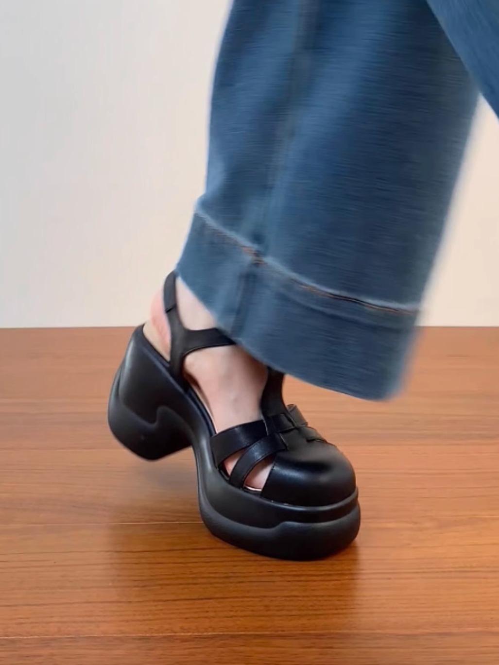 Women's Waterproof Platform High Heel Roman Sandals - Thick-Soled Round Toe Pig Cage Design for Summer 2025 Women's Waterproof Platform High Heel Roman Sandals - Thick-Soled Round Toe Pig Cage Design for Summer 2025