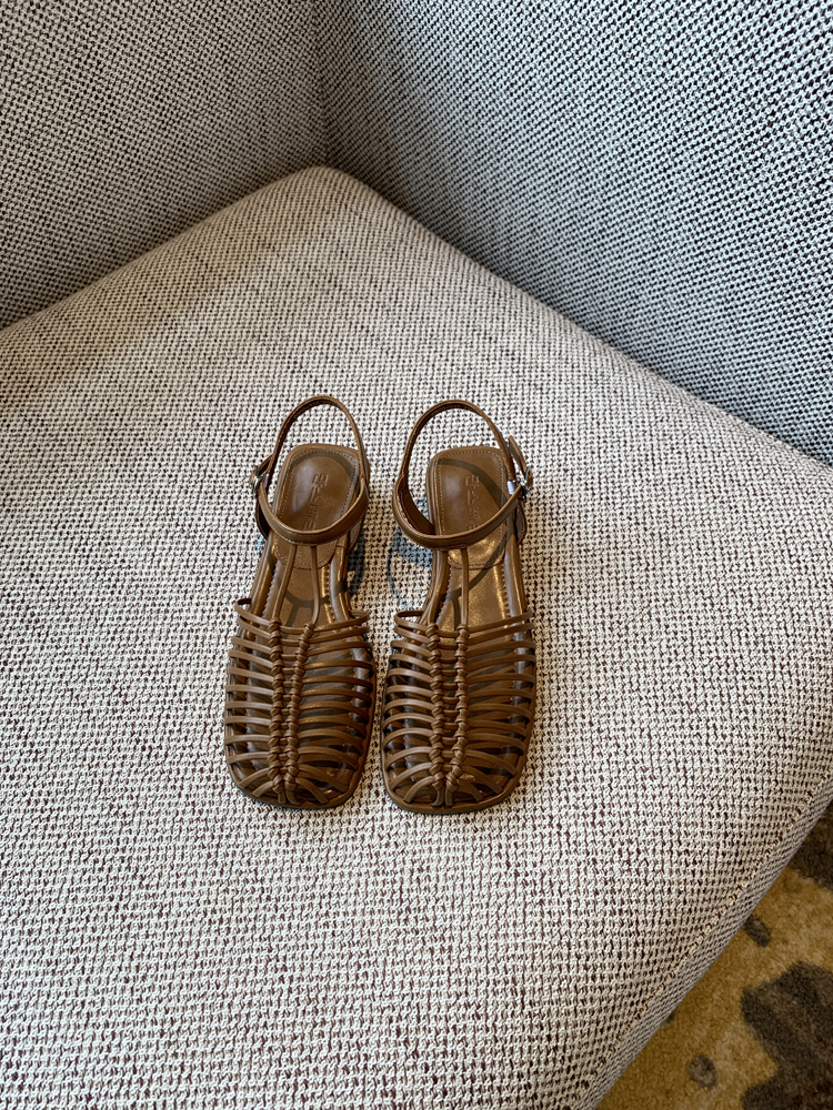 Women's Woven Closed-Toe Sandals 2025 Summer Korean Style Breathable Hollow Roman Commuter Shoes for Versatile Fashion Women's Woven Closed-Toe Sandals 2025 Summer Korean Style Breathable Hollow Roman Commuter Shoes for Versatile Fashion