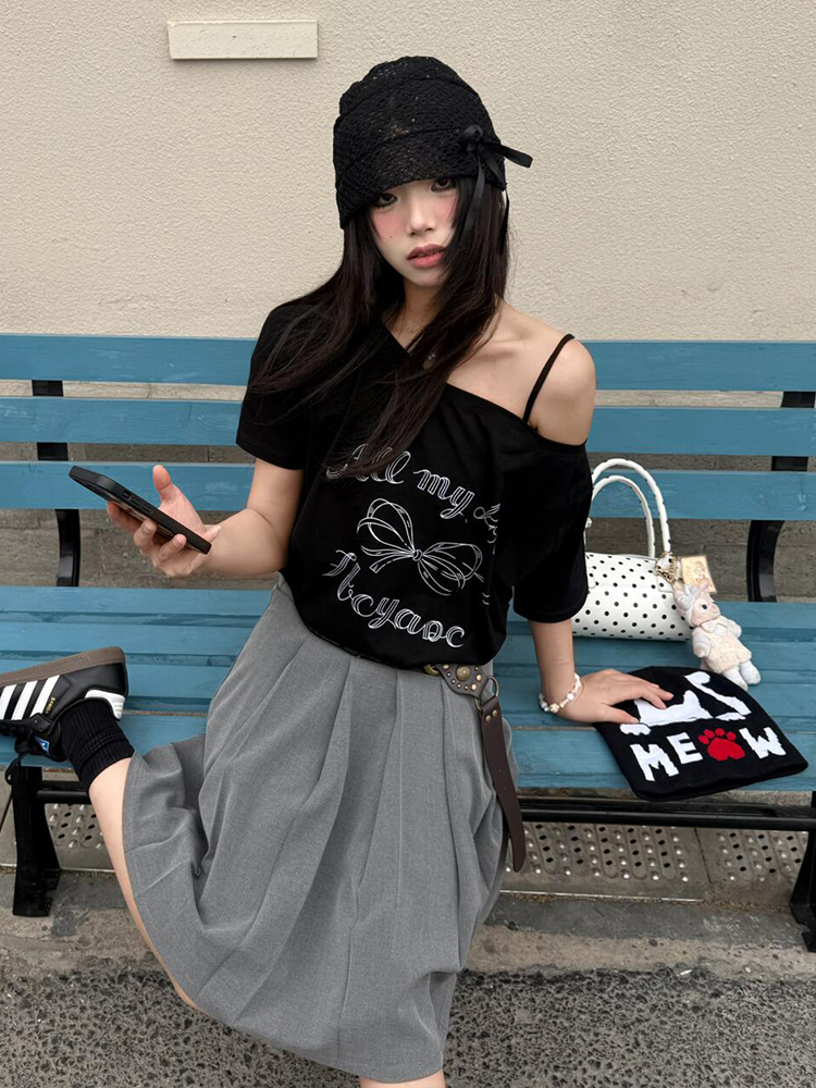Y2K Off-Shoulder Bow Print T-Shirt - Short Sleeve, Loose Fit, Slimming Summer Top for Spicy Girls, Niche Style Y2K Off-Shoulder Bow Print T-Shirt - Short Sleeve, Loose Fit, Slimming Summer Top for Spicy Girls, Niche Style