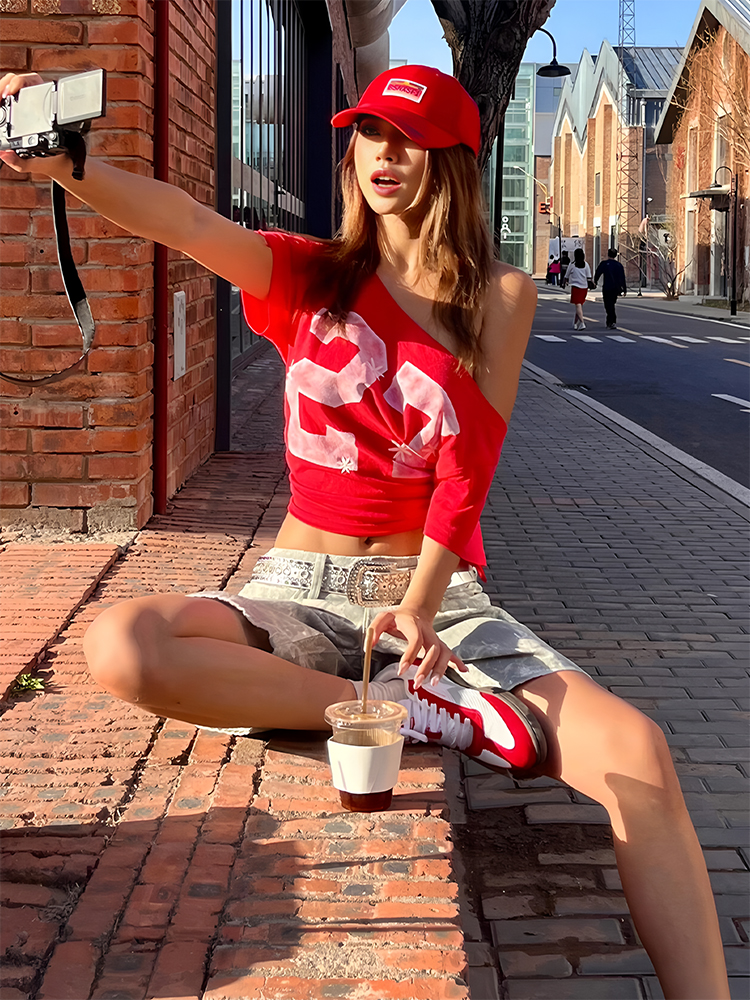 Y2K Off-Shoulder Red T-Shirt for Summer, Loose Fit Short-Sleeve Top with Digital Print, Spicy Girl American Style Y2K Off-Shoulder Red T-Shirt for Summer, Loose Fit Short-Sleeve Top with Digital Print, Spicy Girl American Style