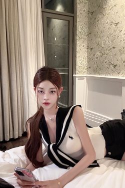 Zhang Yuanying College Vest Shawl Two-Piece Set - Stylish Layered Look for Casual Y2K Fashion