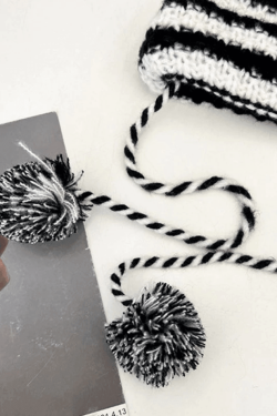 Style Core Aesthetics, New Style Trends - Bonnet Tricoté Rayé Détail Corne