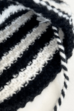 Style Core Aesthetics, New Style Trends - Bonnet Tricoté Rayé Détail Corne