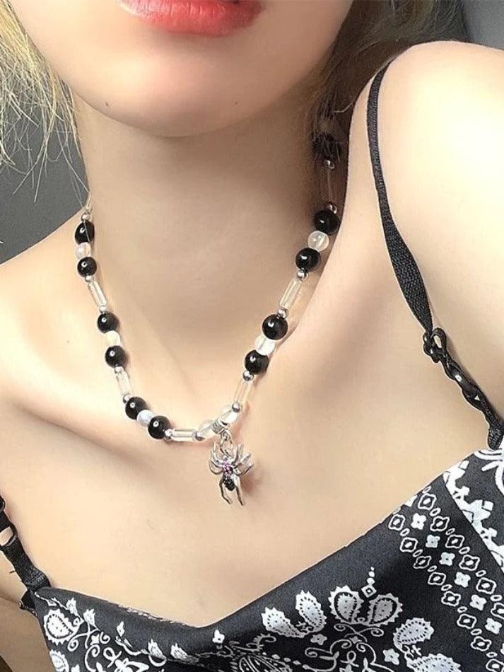 Style Core Aesthetics, New Style Trends - Collier de perles pendentif araignée Style Core Aesthetics, New Style Trends - Collier de perles pendentif araignée