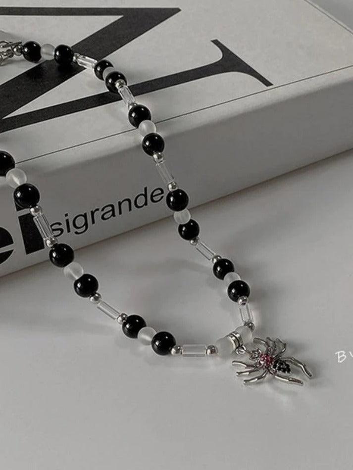 Style Core Aesthetics, New Style Trends - Collier de perles pendentif araignée Style Core Aesthetics, New Style Trends - Collier de perles pendentif araignée