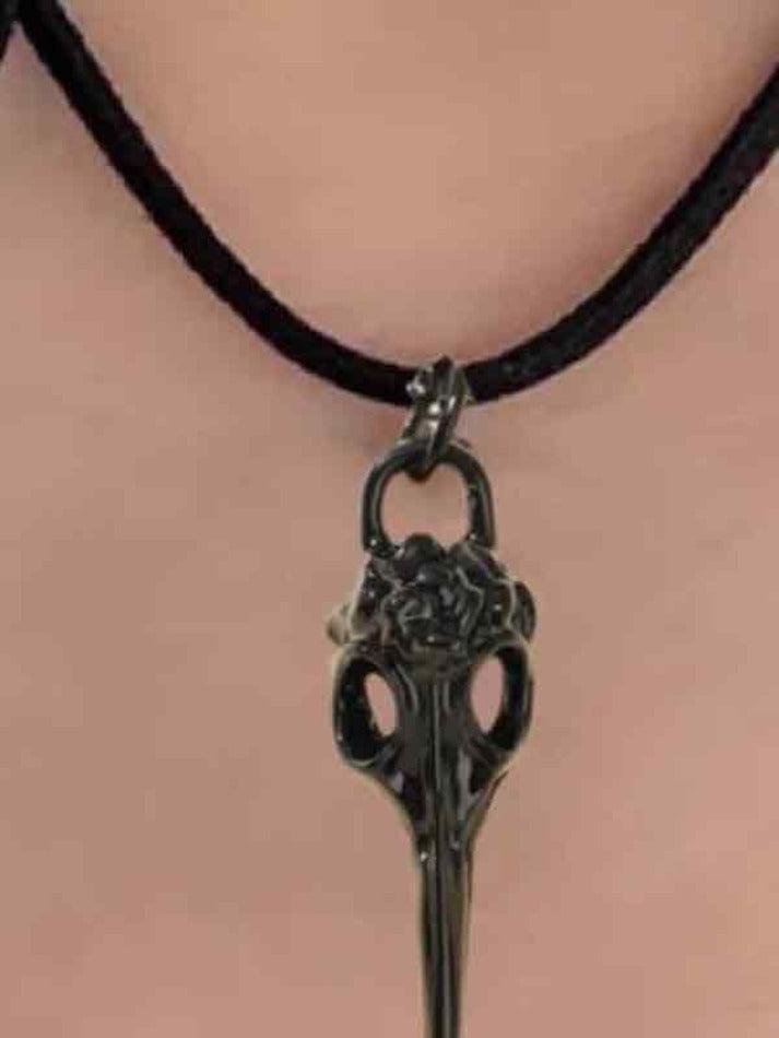 Style Core Aesthetics, New Style Trends - Collier ras du cou à pendentif tête de mort à lacets en velours Style Core Aesthetics, New Style Trends - Collier ras du cou à pendentif tête de mort à lacets en velours