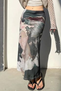 Style Core Aesthetics, New Style Trends - Low Rise Graphic Printed Midi Skirt