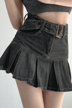 Style Core Aesthetics, New Style Trends - Mini-jupe en jean plissée avec ceinture à boucle